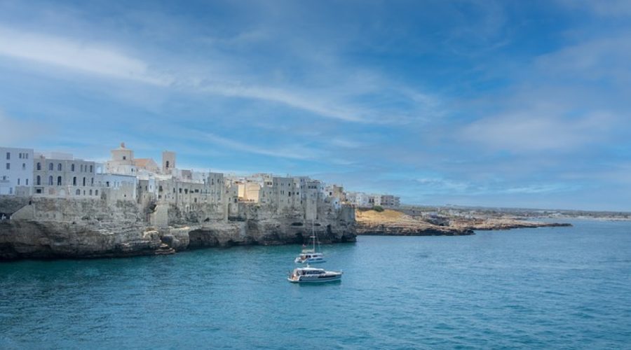 Polignano a Mare: L’Incanto della Puglia Tra Rocce e Mare