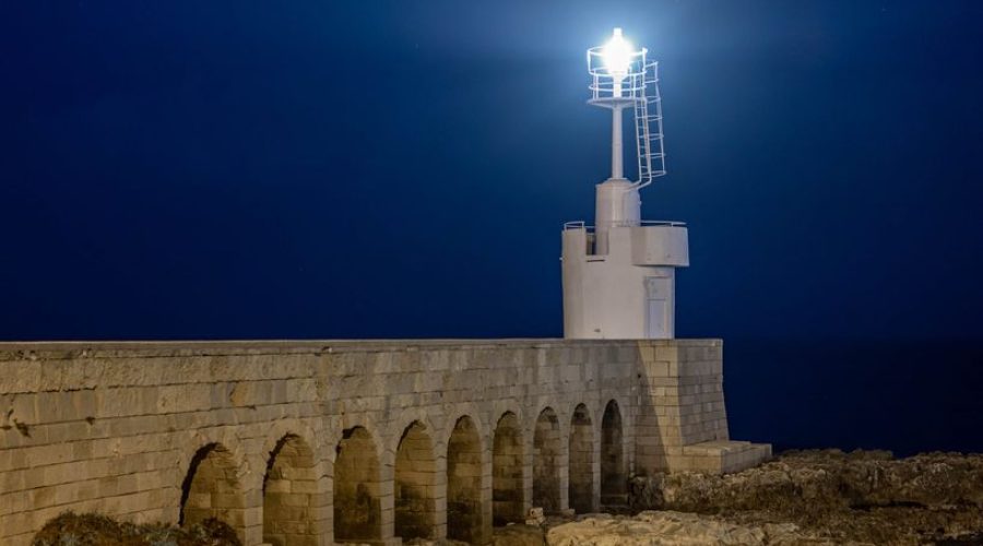 Faro Bianco Otranto: La Guida Incantevole all’Ingresso del Porto